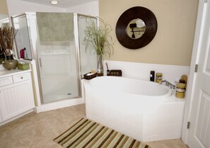 Combined shower/tub, towels - Gulf Breeze Condo #103- Private Boat Ramp! Docks to be completed May 2026. WiFi! (Steinhatchee)
