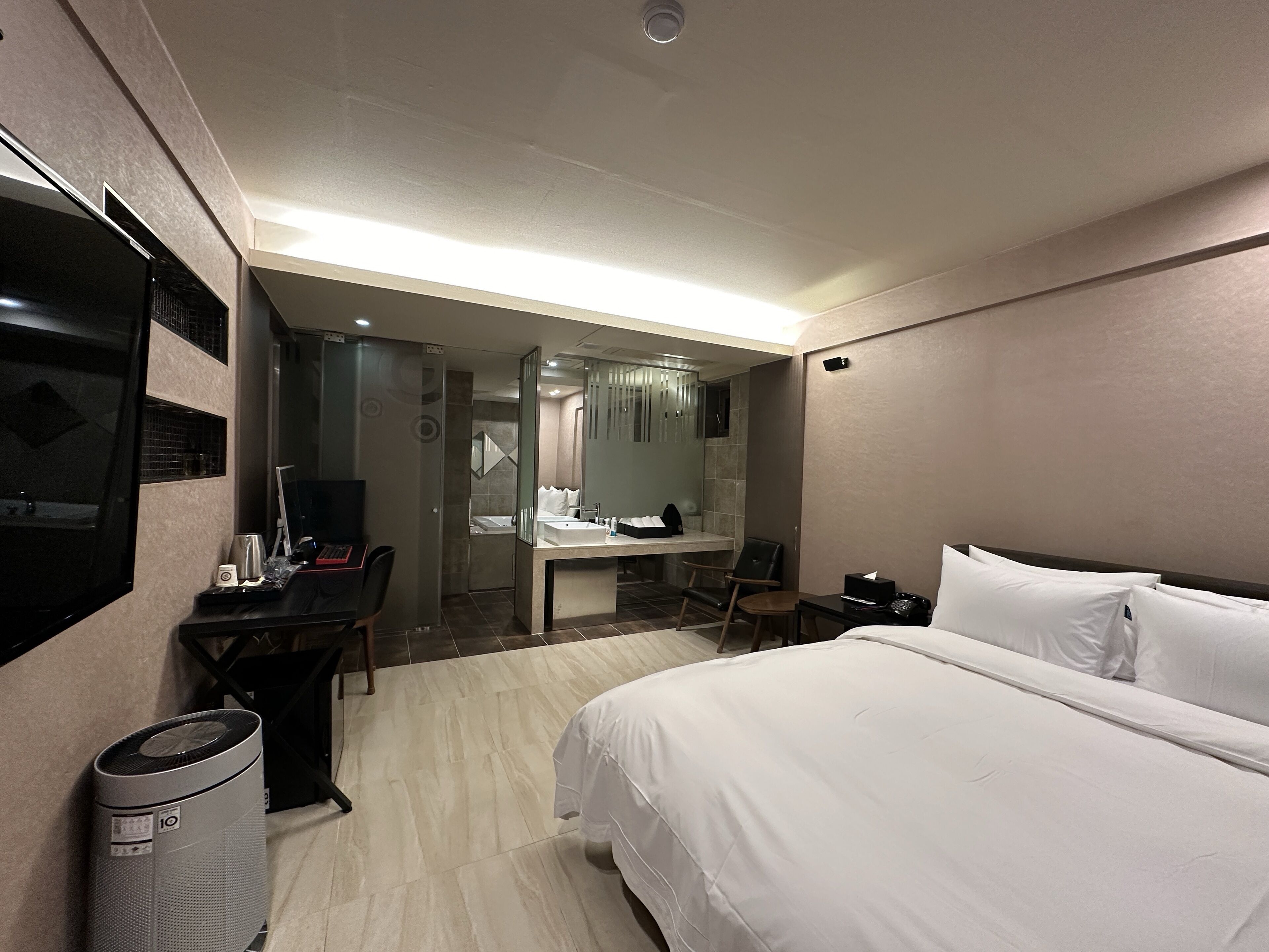 junior suite (massage chair under repair) | 1 bedroom, desk, free wifi