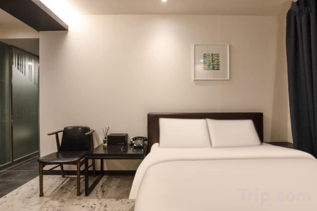 Desk, WiFi (free), bed sheets