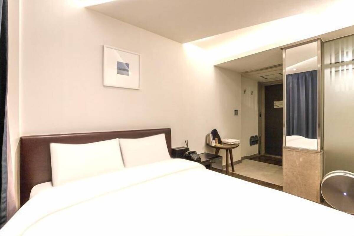 Desk, WiFi (free), bed sheets