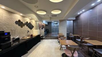 Desayuno de autoservicio incluido todos los días