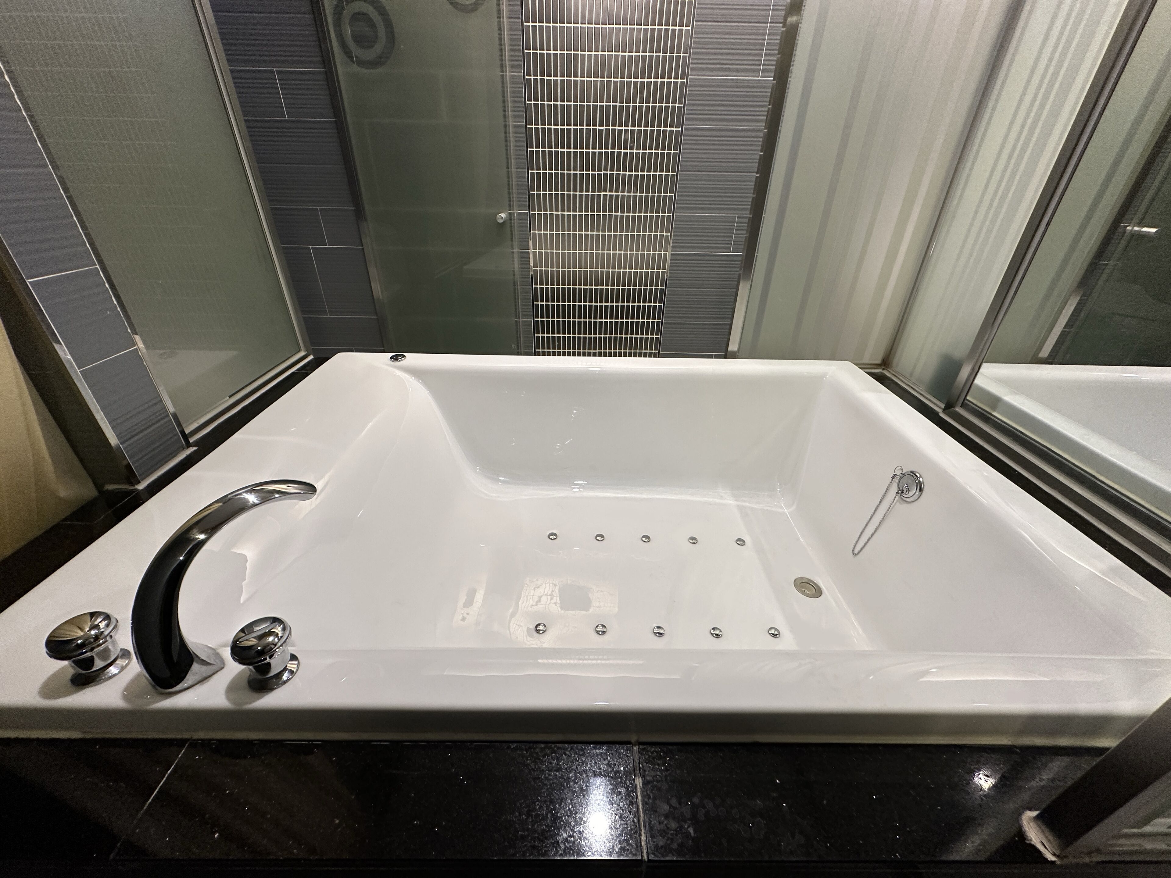 suite couple | 1 bedroom, desk, free wifi