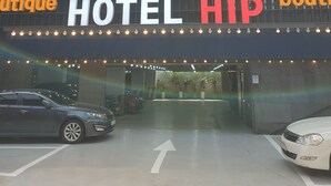 Entrada de un hotel con un letrero que dice "HOTEL HIP Boutique".