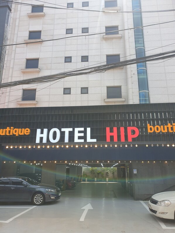 Entrada de un hotel con un letrero que dice "HOTEL HIP Boutique".