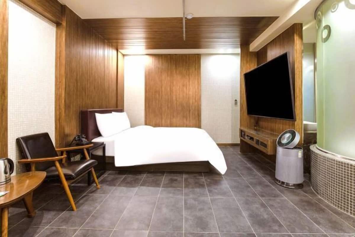 1 bedroom, desk, free WiFi