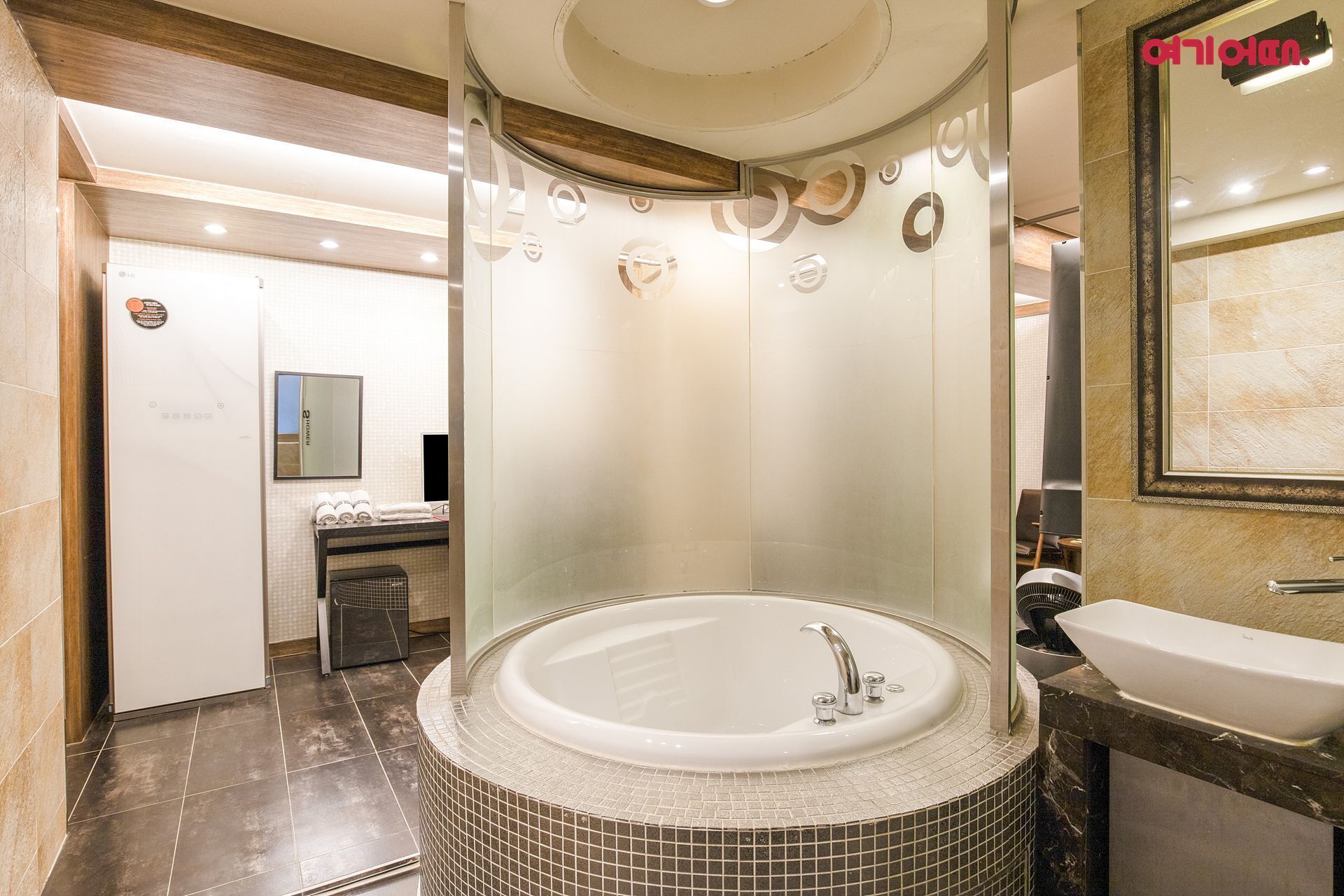 VIP Business | Bathroom | Combined shower/tub, jetted tub, free toiletries, hair dryer