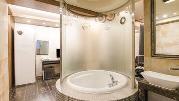 VIP Business | Bathroom | Combined shower/tub, jetted tub, free toiletries, hair dryer