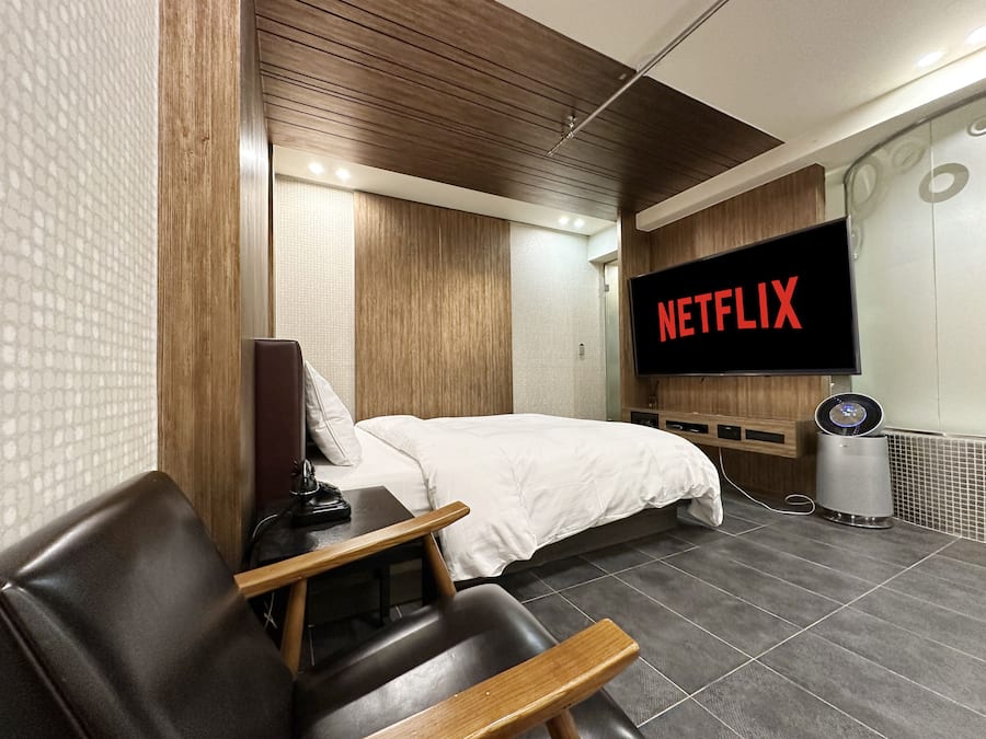 VIP Business | Desk, free WiFi