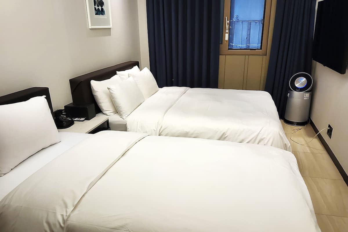 Suite family (Twin) | Escritorio, wifi gratis y ropa de cama