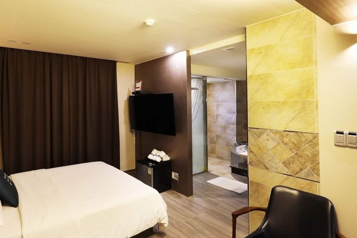 Suite | 1 bedroom, desk, free WiFi