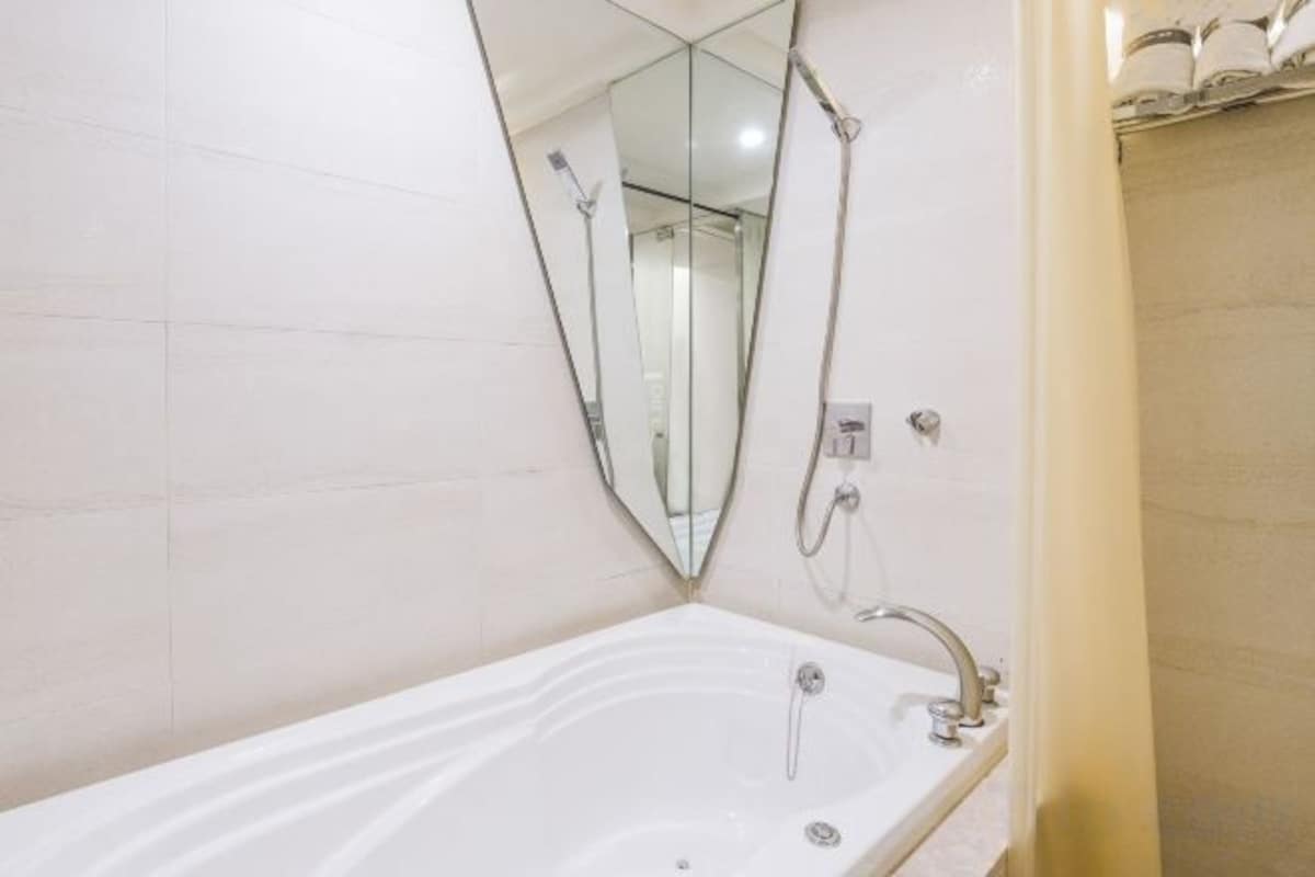 Bathroom | Combined shower/tub, jetted tub, free toiletries, hair dryer