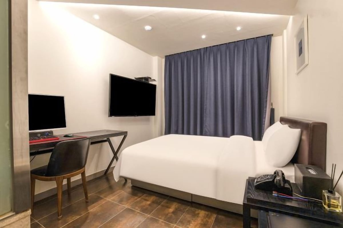 Desk, free WiFi, bed sheets