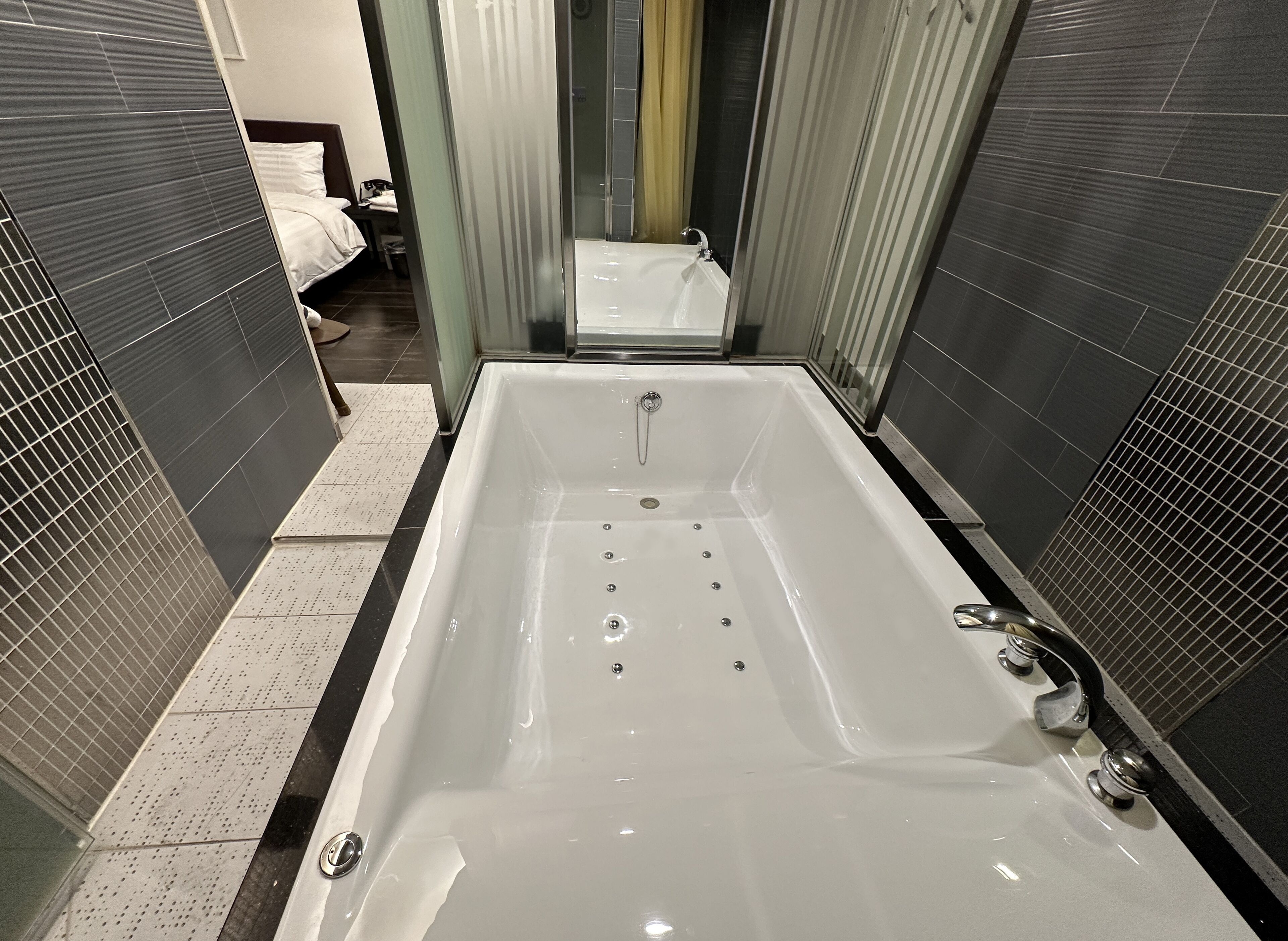 suite couple | 1 bedroom, desk, free wifi