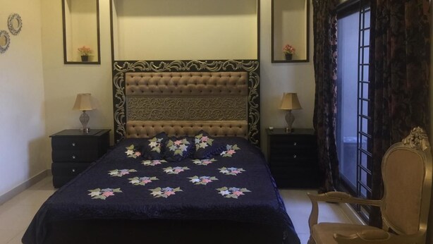 Exclusive Double Room | Iron/ironing board (on request), WiFi (free), bed sheets - Executive Guest house (Rawalpindi)