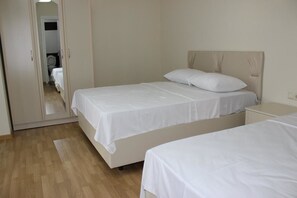 Habitació quàdruple | Planxa i posts de planxar, wifi gratuïta i roba de llit