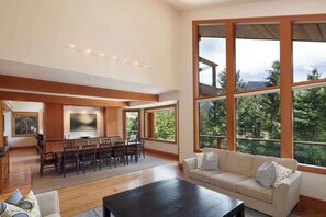 Una televisión, una chimenea, una oficina