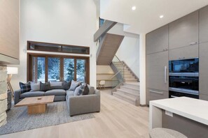 TV, fireplace, offices - Luxury townhouse w/ lake access, fireplace (Whistler)