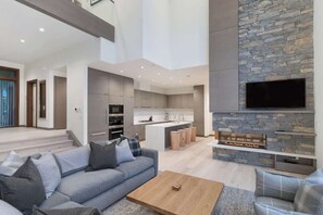 TV, fireplace, offices - Whistler townhouse w/ mountain views (Whistler)