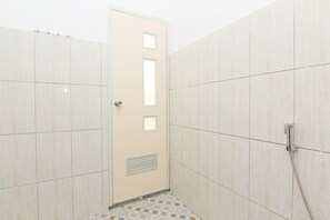 Shower, towels - Hotel Wijaya 3 Kaliurang (Pakem)