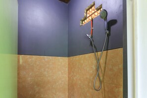 Standard Room | Bathroom | Shower - Penginapan Villa Surya Alam (Prigen)