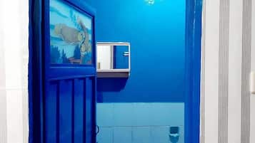 Deluxe Room | Bathroom | Shower, towels