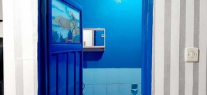 Deluxe Room | Bathroom | Shower, towels - Dharmawati Homestay (Sidoarjo)