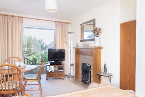 Een televisie en een open haard