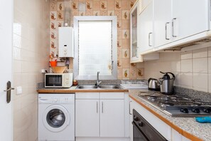 Fridge, microwave, oven, coffee/tea maker