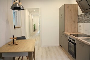 Kylskåp, mikrovågsugn, ugn och spishäll