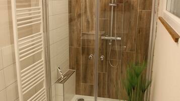 Dusche, Haartrockner, Handtücher, Seife