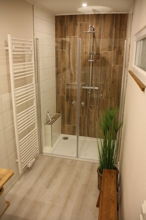 Dusche, Haartrockner, Handtücher, Seife