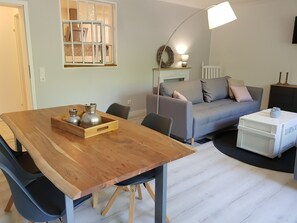 Smart-TV, DVD-Player, Tischfußball, Stereoanlage