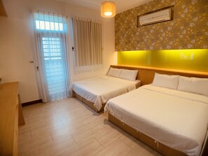 Kamar Quadruple | Meja kerja, kedap suara, Wi-Fi gratis, dan seprai linen