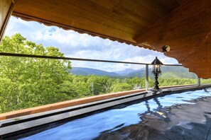A pool with a view of mountains and trees. - Hotel Grand Phenix Okushiga (Yamanouchi)