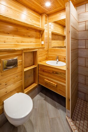 Departamento superior | Baño | Regadera, amenidades de baño gratuitas, secadora de cabello, pantuflas 