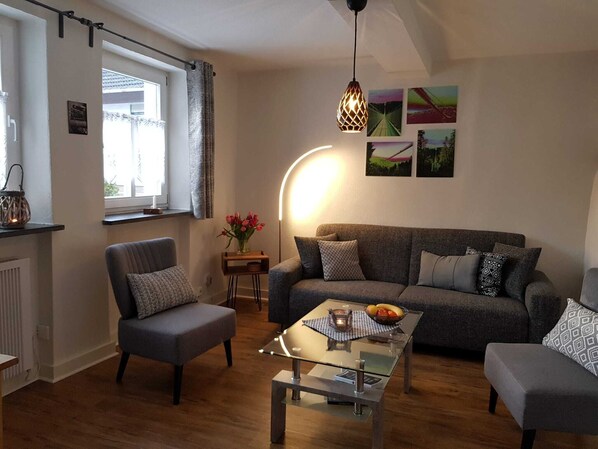 Téléviseur à écran plat, livres