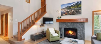 Dog Friendly Townhome w/ BBQ Deck & Hot Tub Access