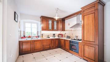 Frigorifero, microonde, forno, piano cottura