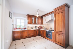 Frigorifero, microonde, forno, piano cottura