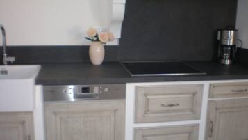 Køleskab, mikrobølgeovn, kogeplade, opvaskemaskine