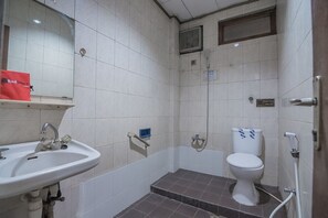 Dusche, kostenlose Toilettenartikel, Handtücher