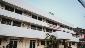 A multi-story building with a sign reading "Hotel Ungaran Cantik." - RedDoorz @ Ungaran (Ungaran)
