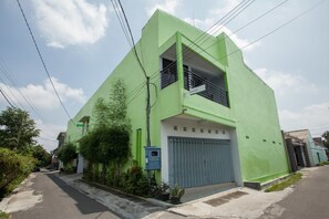 Exterior - RedDoorz @ Kartohardjo Madiun (Madiun)