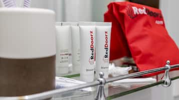 Shower, perlengkapan mandi gratis,  dan handuk