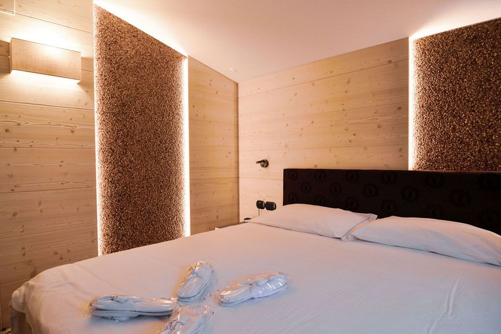 Doppel- oder Zweibettzimmer | Zimmersafe, Schreibtisch, Babybetten, Zustellbetten