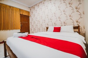 Double Room | Desk, free WiFi - RedDoorz Plus @ Jalan Parangtritis 2 (Sewon)