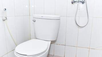 Shower, free toiletries, towels
