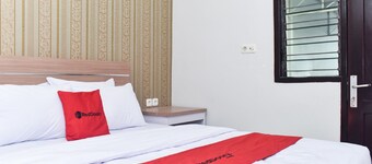 RedDoorz Plus near Malang Town Square