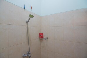Doppelzimmer | Badezimmer | Dusche, kostenlose Toilettenartikel, Handtücher