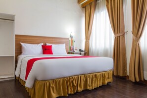 Desk, free WiFi - RedDoorz Plus @ Surapati 2 (Bandung)